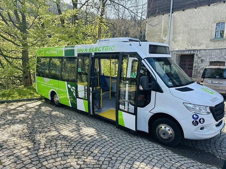 Może być zdjęciem przedstawiającym furgonetka, tramwaj i tekst