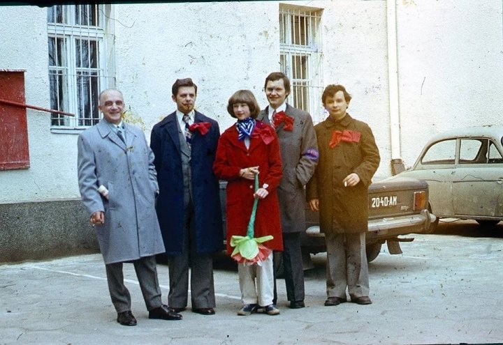 Historia białostockiej fotografii doktora Jarosława Kaczyńskiego z PiS z czerwoną  kokardą