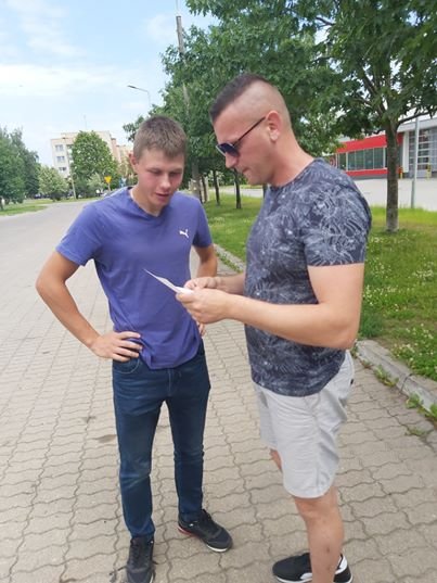 Obraz może zawierać: 1 osoba, stoi, buty, drzewo, niebo, dziecko i na zewnątrz