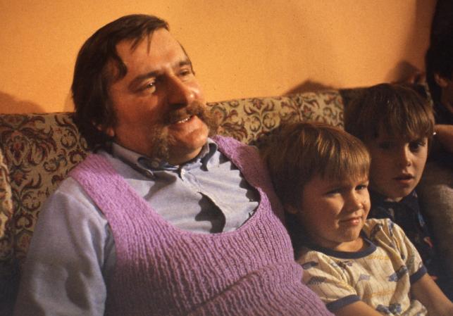 Znalezione obrazy dla zapytania wałęsa w swetrze