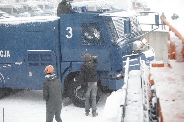 Strajk JSW: Bitwa górników z policją przed siedzibą JSW