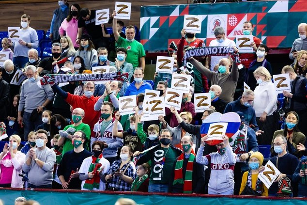 Kibice Lokomotiwu Kaliningrad z oznaczającym wsparcie dla rosyjskiej napaści na Ukrainę symbolem