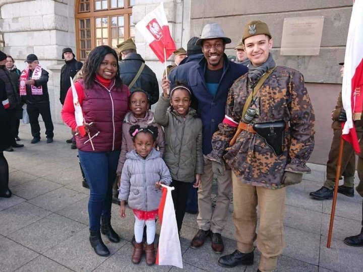 Może być zdjęciem przedstawiającym 9 osób i ludzie stoją