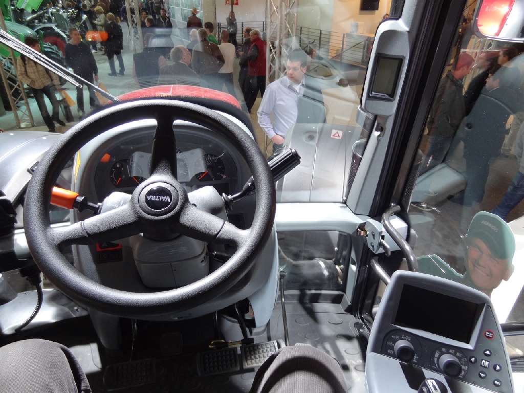 Valtra%20N163%20ohjaamo.jpg