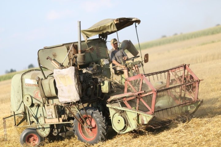 Retro kombajn z duszą mercedesa. Taką maszynę można zobaczyć tylko w Skomlinie[ZDJĘCIA]