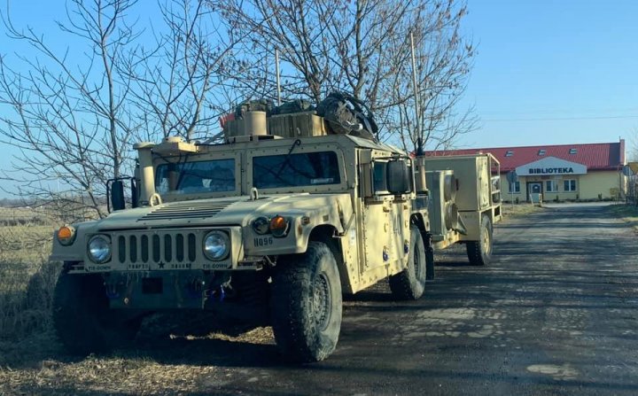 Może być zdjęciem przedstawiającym jeep i na świeżym powietrzu