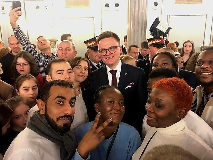 Może być zdjęciem przedstawiającym 9 osób i tłum