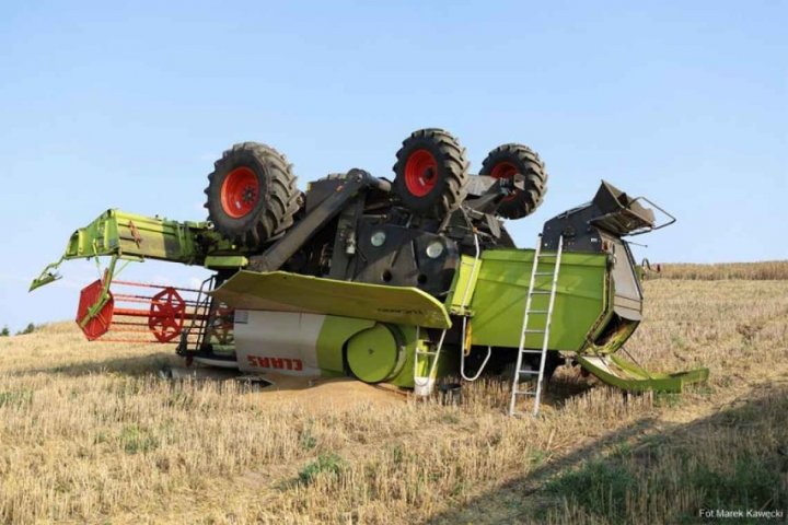 W Gąskowie dachował kombajn. Przewrócił się na wzniesieniu podczas prac polowych