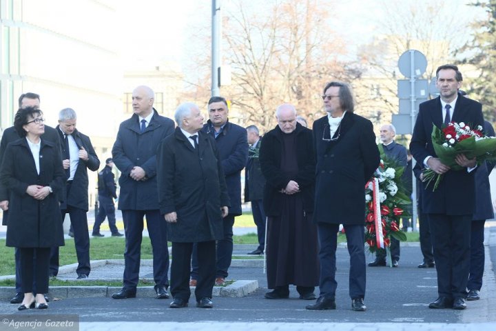 Prezes PiS w towarzystwie polityków złożył wieniec pod pomnikiem L ...