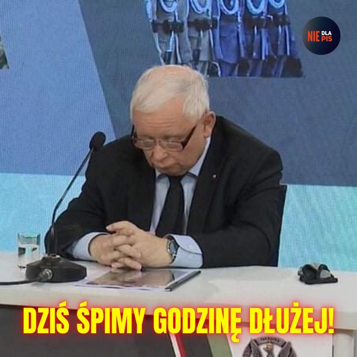 Może być zdjęciem przedstawiającym 1 osoba i tekst „NIE DLA PIS DZIŚ ŚPIMY GODZINĘ DŁUŻEJ!”