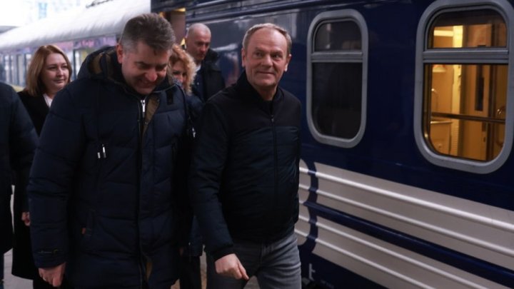 Donald Tusk na dworcu w Kijowie