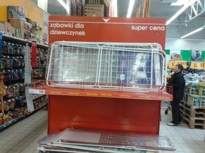 W bikini do dyskontu? Co jeszcze zaskoczyło klientów w sklepach? Zobacz te zdjęcia! SZOK - to właściwe słowo