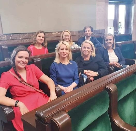 Może być zdjęciem przedstawiającym 7 osób