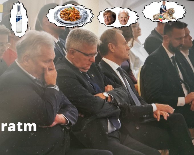 FdJh7mrWYAAOv56?format=jpg&name=small