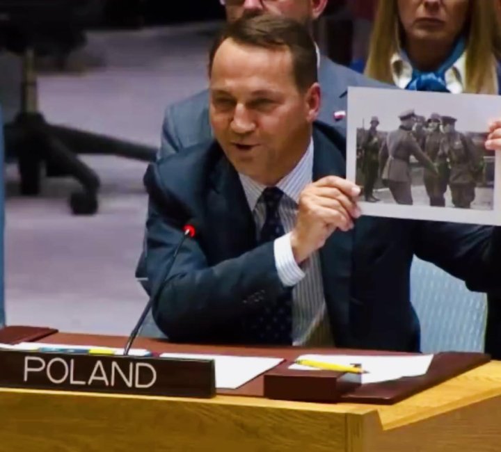 Może być zdjęciem przedstawiającym 3 osoby i tekst