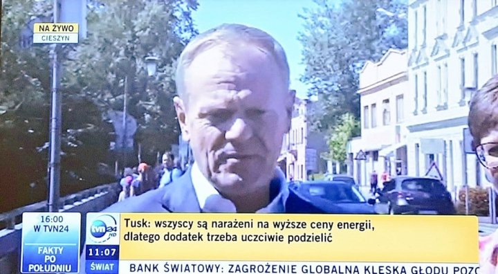 Może być zdjęciem przedstawiającym 3 osoby i tekst „NA ŻYWO CIESZYN 16:00 WTVN24 vn FAKTY PO POŁUDNIU Tusk: wszyscy są narażeni na wyższe ceny energii, dlatego dodatek trzeba uczciwie podzielić 11:07 ŚWIAT BANK ŚWIATOWY: ZAGROŻENIE GLOBALNA KLESKA GŁODU POZC”