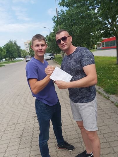 Obraz może zawierać: 2 osoby, w tym Szkolenie Kierowców Daniel Suchocki, ludzie stoją, drzewo, dziecko, niebo i na zewnątrz