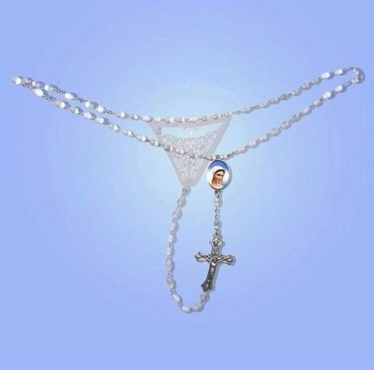 Może być zdjęciem przedstawiającym biżuteria