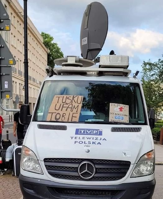 Może być zdjęciem przedstawiającym 1 osoba, karetka pogotowia, furgonetka, ciężarówka i tekst