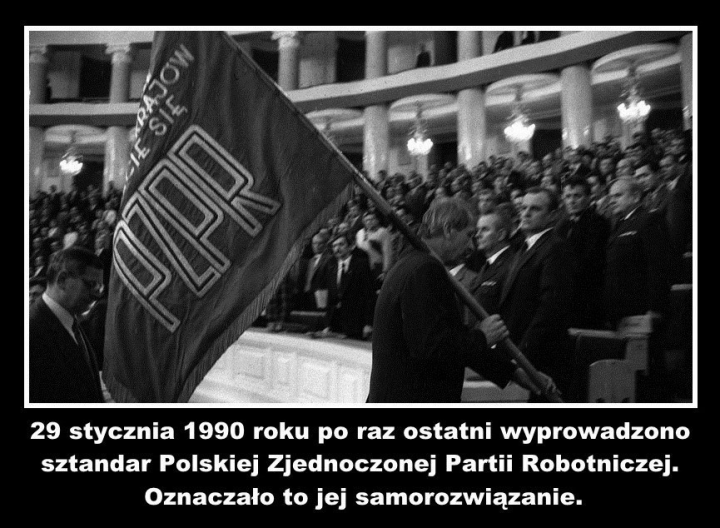 Może być zdjęciem przedstawiającym 2 osoby, ludzie stoją i tekst „29 stycznia 1990 roku po raz ostatni wyprowadzono sztandar Polskiej Zjednoczonej Partii Robotniczej. Oznaczało to jej samorozwiązanie.”
