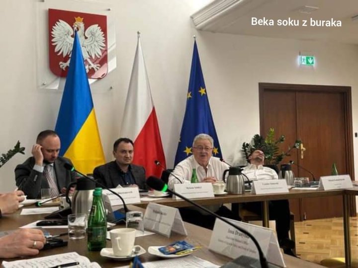 Może być zdjęciem przedstawiającym 5 osób i tekst