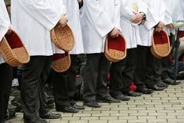 Może być zdjęciem przedstawiającym co najmniej jedna osoba i ludzie stoją