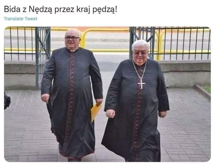 Może być zdjęciem przedstawiającym 2 osoby i tekst „Bida z NÄdzÄ przez kraj pędzą! Translate Tweet”