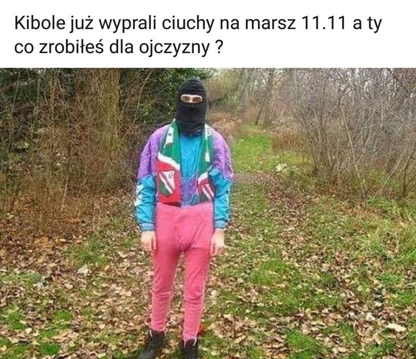 Obraz może zawierać: co najmniej jedna osoba, ludzie stoją, tekst, na zewnątrz i przyroda