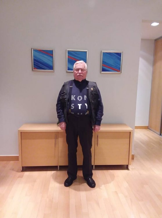 Obraz moÅ¼e zawieraÄ: 1 osoba, stoi i w budynku