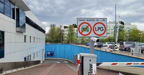 Znany basen zakazuje parkowania samochodom elektrycznym. Proponuję się przyzwyczaić