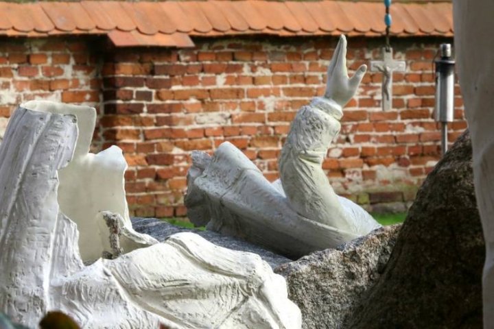 Zniszczone figury przy Grocie Matki Boskiej Fatimskiej przy kościele w podwrocławskiej Chrząstawie Wielkiej