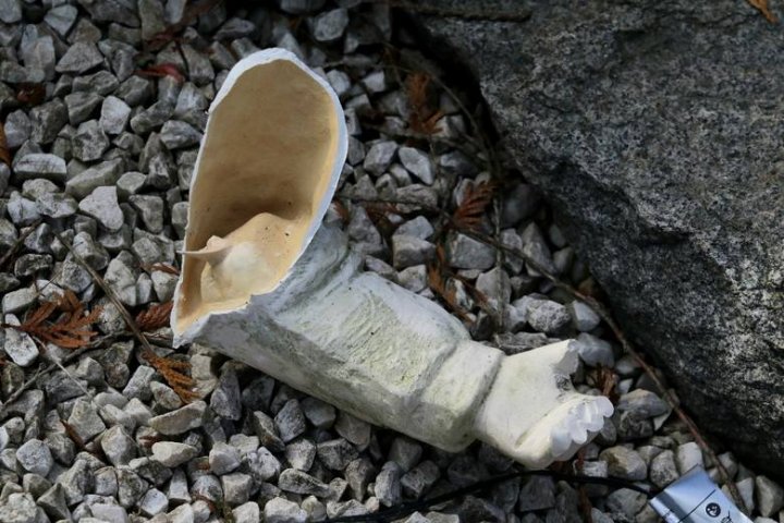 Zniszczone figury przy Grocie Matki Boskiej Fatimskiej przy kościele w podwrocławskiej Chrząstawie Wielkiej