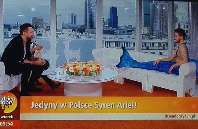 Może być zdjęciem przedstawiającym 3 osoby, telewizor, newsroom i tekst