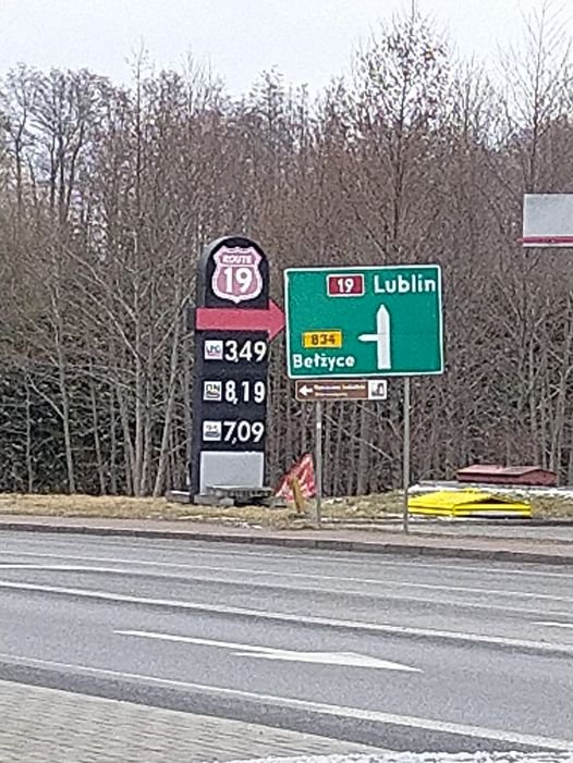 Może być zdjęciem przedstawiającym droga