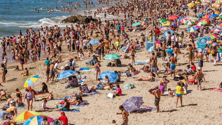 Dziecko-zgubilo-sie-na-plazy.-Turysci-za