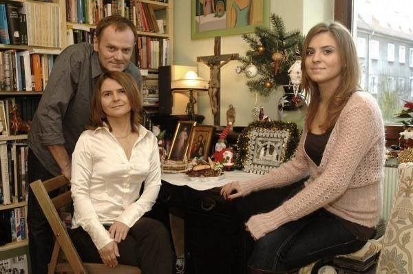 Stanisław Żerko on Twitter: "Religijność Tuska jest legendarna. Mało która  polska rodzina ma taki ołtarzyk w domu i fotografuje się na jego tle. Ale  ślub kościelny ten zakłamany człowiek wziął dopiero, gdy