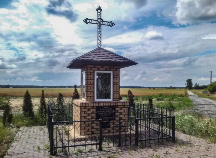 Dariusz Świercz – Przydrożne kapliczki – w różańcu róża ukryta rozkwita