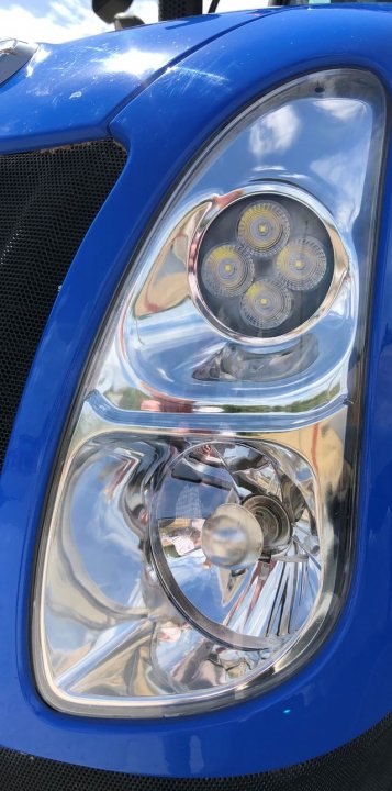 New-Holland-tractor-T6-160-bonnet-led-he