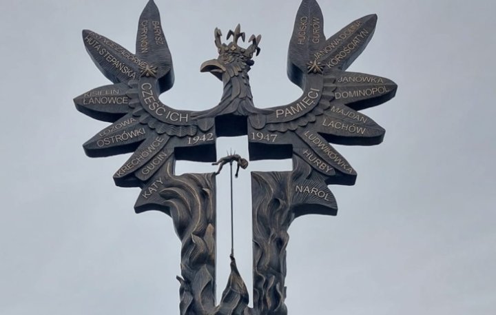 Pomnik-Rzez-Wolynska-po-ustawieniu-w-Dom