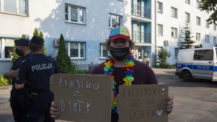 Franek Broda przed komisariatem policji przy ul. Tremeskiej we Wrocławiu