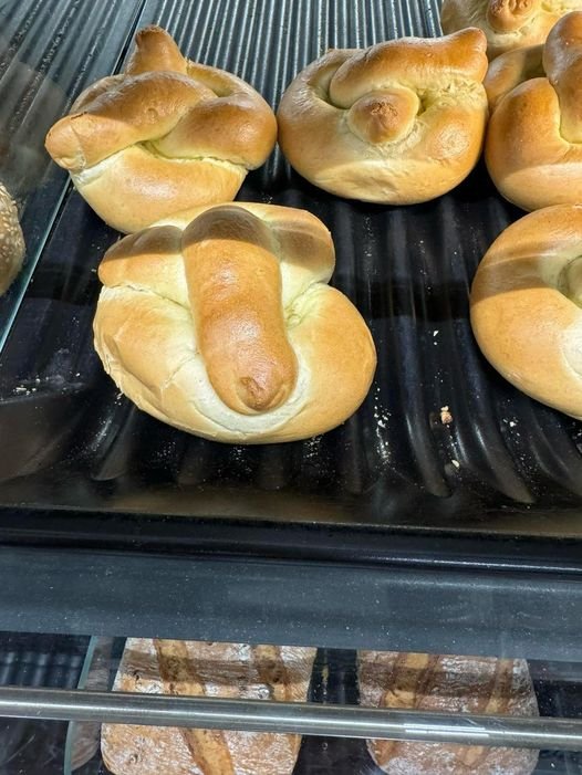 Może być zdjęciem przedstawiającym bagietka i babka