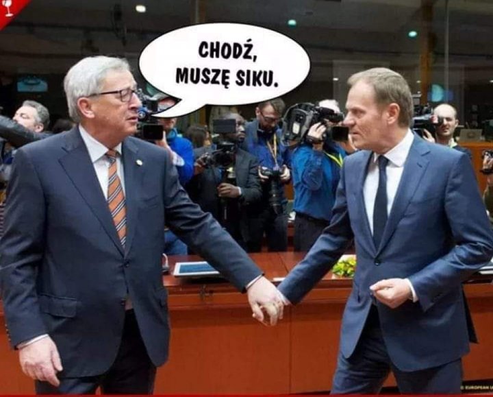 Może być zdjęciem przedstawiającym 2 osoby, ludzie stoją i tekst „CHODŹ, MUSZĘ SIKU.”