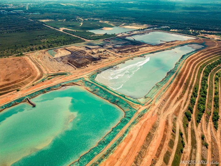 Może być zdjęciem przedstawiającym rafineria ropy naftowej