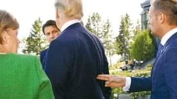 Może być zdjęciem przedstawiającym 3 osoby i Gabinet Owalny