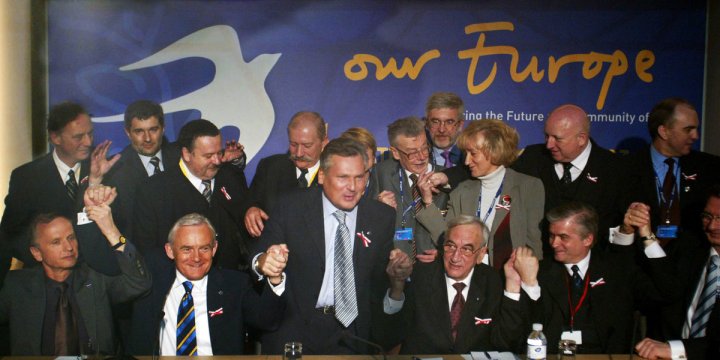 Polska delegacja podczas podpisania traktatu akcesyjnego do UE w Grecji. Od lewej w pierwszym rzędzie: Grzegorz Kołodko, Leszek Miller, Aleksander Kwaśniewski, Tadeusz Mazowiecki, Włodzimierz Cimoszewicz, Marek Pol