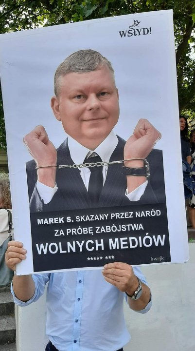 Może być zdjęciem przedstawiającym 1 osoba, stoi, na świeżym powietrzu i tekst „WSłYD! MAREK S. SKAZANY PRZEZ NARÓD ZA PRÃ“BĘ ZABÓJSTWA WOLNYCH MEDIÓW ***** ***”