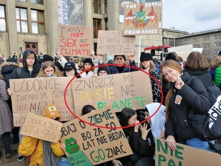 Obraz może zawierać: 5 osób, tłum i na zewnątrz