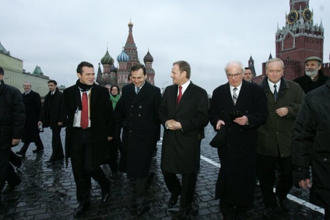 FKxuqiyWQAgZLkF?format=jpg&name=small