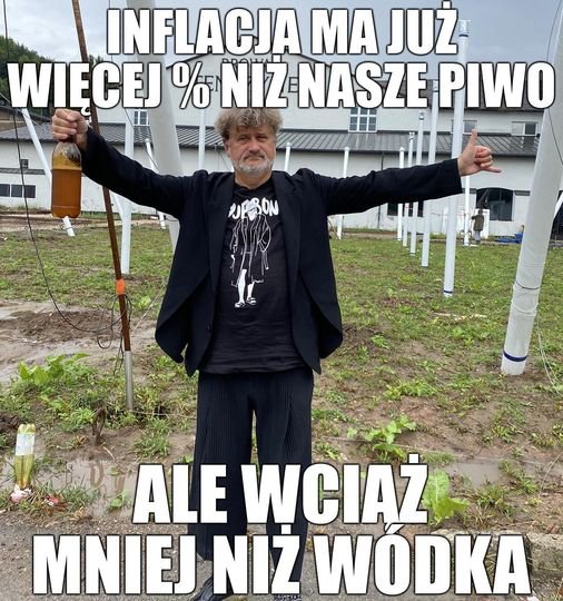 Może być zdjęciem przedstawiającym 1 osoba, broda, stoi, na świeżym powietrzu i tekst „INFLACJA MA JUŻ WIĘCEJ % IZ-NASZE PIWO JJEBON T ALE WCIAZ MNIEJ NIŻ WÃDKA”