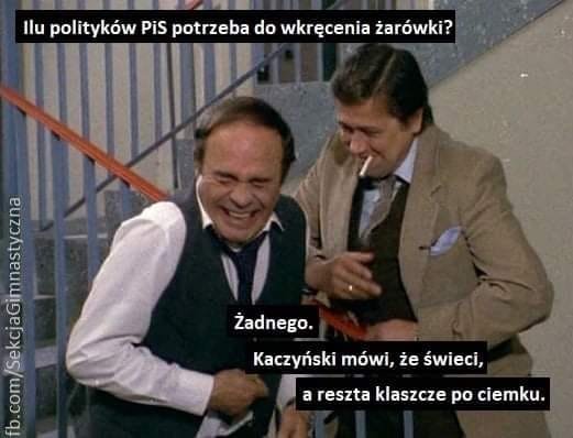 Może być zdjęciem przedstawiającym 2 osoby, ludzie stoją i tekst